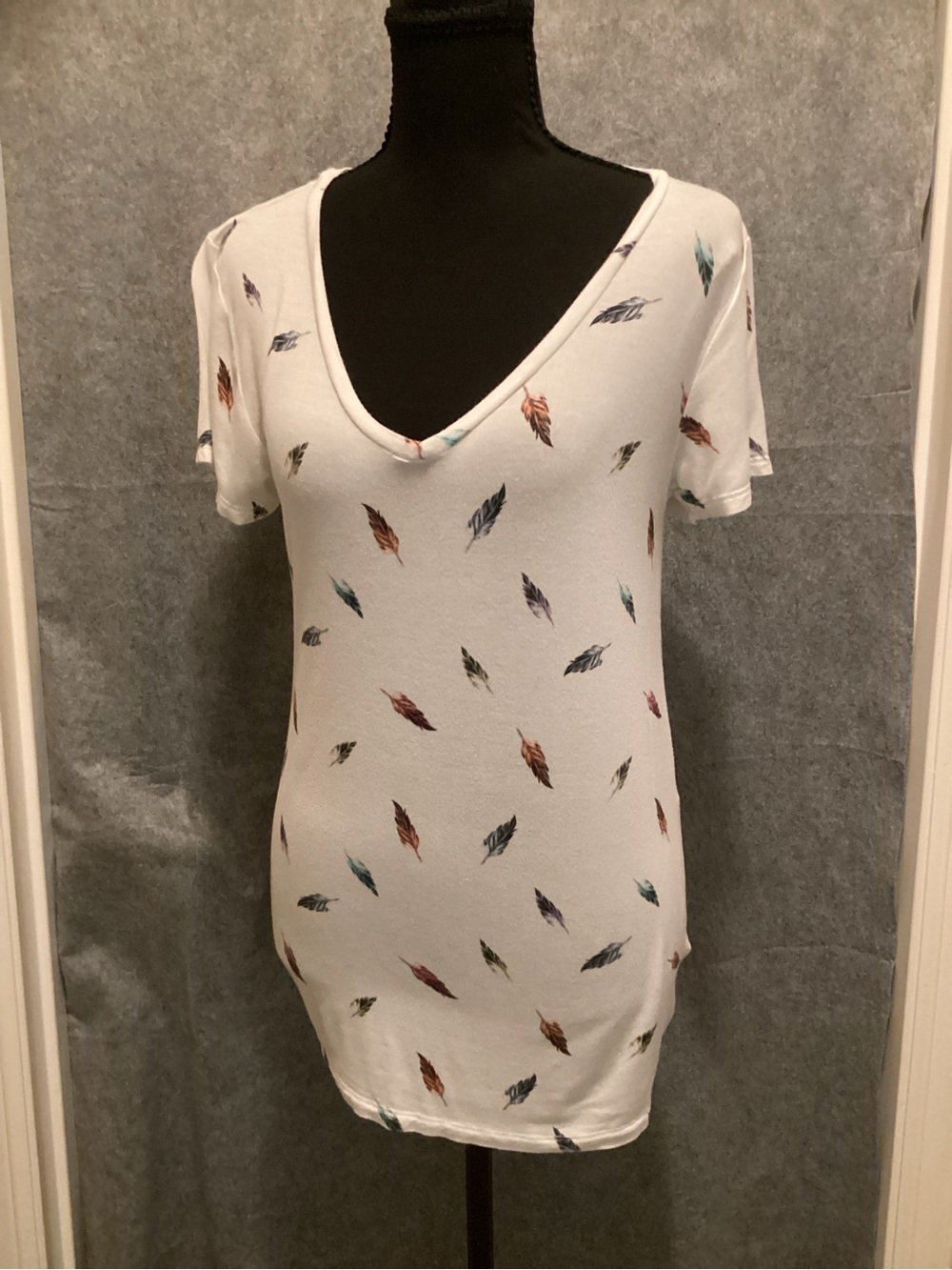 C49. Mudd White V-Neck Tee with Multicolor Feather Print